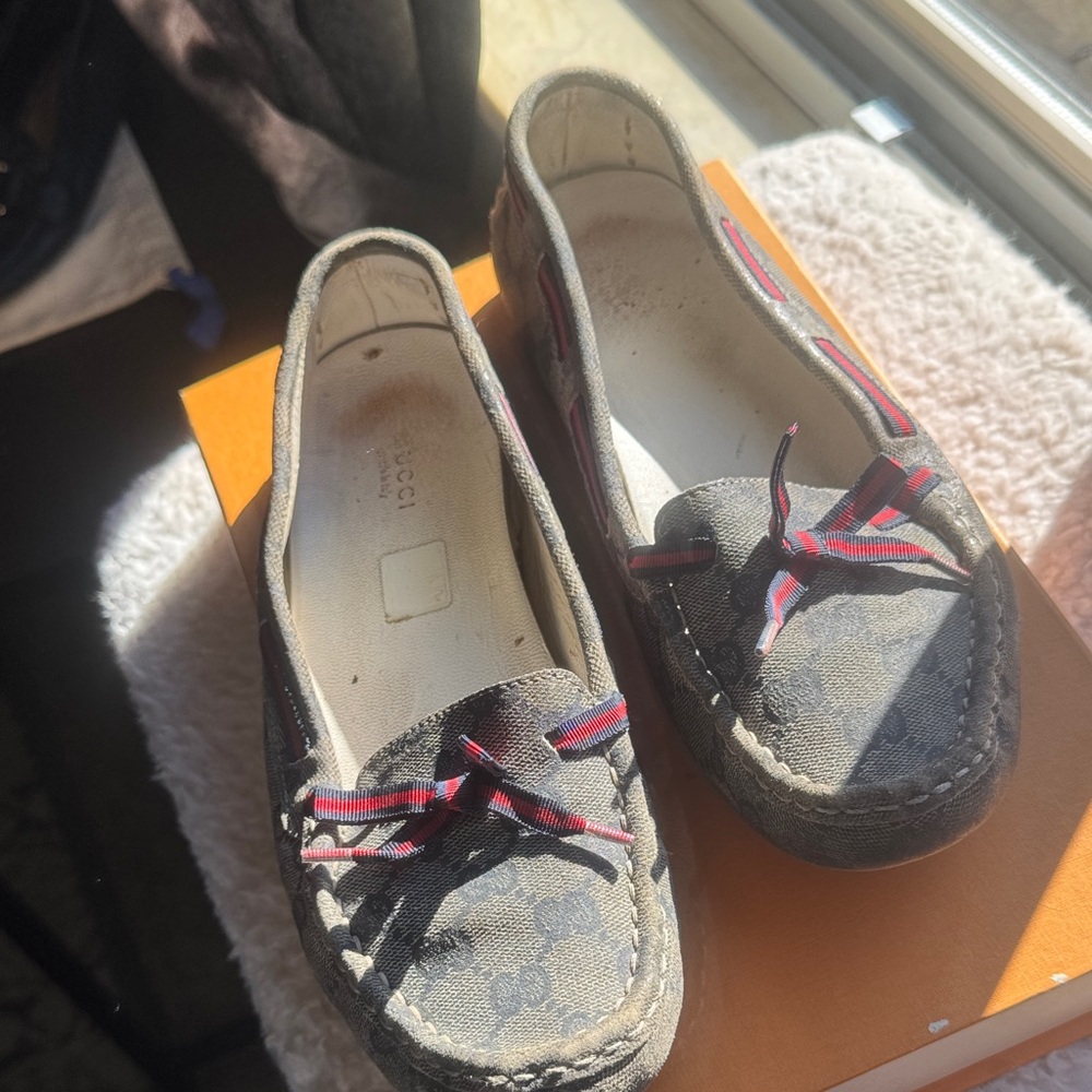Gucci Women's Moccasins in Gray with Red Details